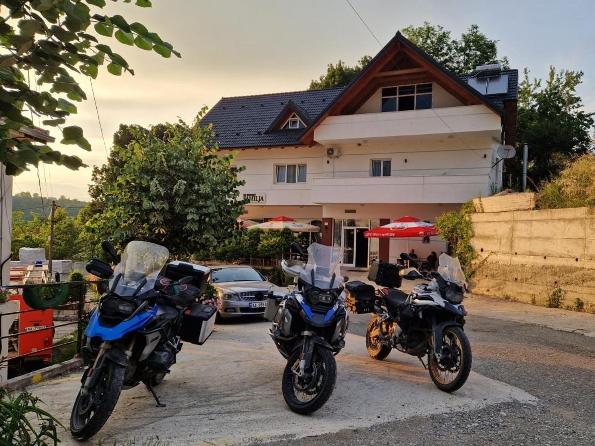 Bar-Restaurant-Hotel-Familja Klos Eksteriør bilde